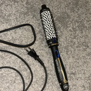 Björn Axén Tools värmeborste - Nyskick och fungerar superbra. Säljer endast då jag behöver köpa en större storlek då mitt hår är för tjockt💓.