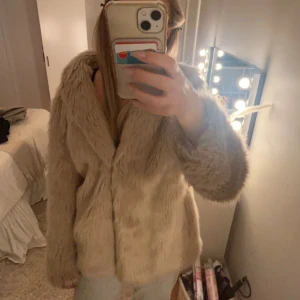 Beige pälsjacka från Linn Ahlborg x NA-KD - Säljer en supermjuk och stilren beige pälsjacka från Linn Ahlborg x NA-KD. Stl 40 men skulle säga mer 38. Pris kan diskuteras💕💕