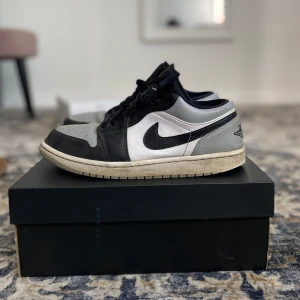 Nike Air Jordans - Snygga Nike Air Jordans i svart och grått med klassisk design. Mycket bra skick och inte creasas på sulan då crease skydd alltid använts. 