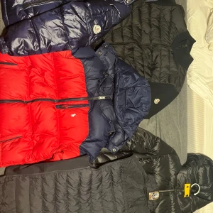 Dunjackor från Moncler,Parajumpers och Ralphlauren  - Säljer flera snygga dunjackor från Moncler, parajumpers och ralphlauren i olika färger. Jackorna har en glansig finish med dragkedja och hög krage. Perfekta för kyliga dagar och ger en stilren look. Skriv om ni är intreserad av nån jackan, sickar mera bilder av jackan i dm