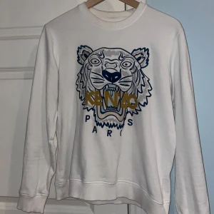 Kenzo  - Säljer denna äkta Kenzo tröja då den inte kommer till användning längre.  Tröjan är använd men den är fortfarande i fint skick.