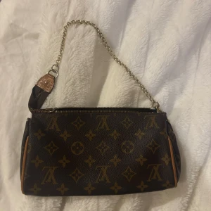 Louis Vitton mini väska  - Köpt på en vintage sellout i Milano där den var garanterat äkta. Den är lite sliten därav pris💗