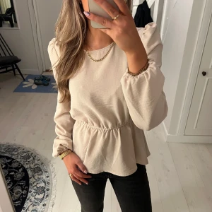 Beige blus  - Beige blus med volang på axlarna och resår i midjan. Pris kan alltid diskuteras❤️
