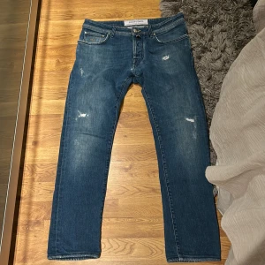 Jacob cohen jeans - Tja säljer dessa riktigt feta jacob cohen jeansen med slit design. Skick 8/10 Nypris 5500kr mitt pris 899kr 