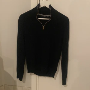 Svart tröja med dragkedja från Jack & Jones - Snygg svart tröja från Jack & Jones storlek xs passar s med dragkedja i halsen. Perfekt för en stilren look. Tröjan har långa ärmar och är gjord i ett mjukt material. Pris 350 skick 9/10 