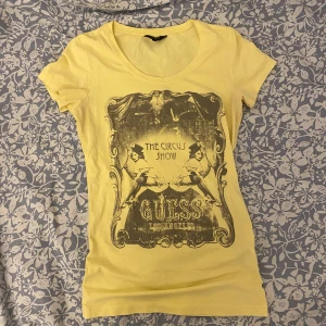 y2k guess topp med tryck - Vintage guess t-skjorta med vackert tryck och rhinestones ❣️❣️