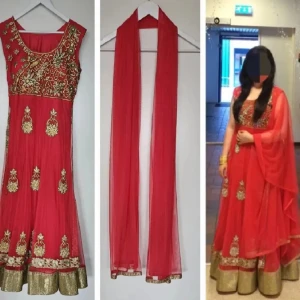 Röd och guldklänning med broderier - Elegant röd klänning med guldiga broderier och detaljer ( Indisk festklänning). Klänningen har en vacker design med en bred guldkant längst ner och matchande sjal. Perfekt för festliga tillfällen. Klänningen är använd endast 1 gång.,  Storlek: M/L (Passar en 38/40) Färg: Korall röd  Material:Chiffon Klänningen går att sy in eller göra större. Nypris:1500 