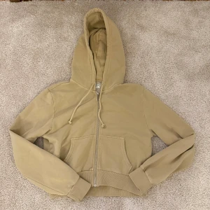 croppad hoodie - Ljusgul croppad hoodie köpt på Asos i märket Cotton On. Aldrig använd, endast testad. Hojta till för fler bilder :-)