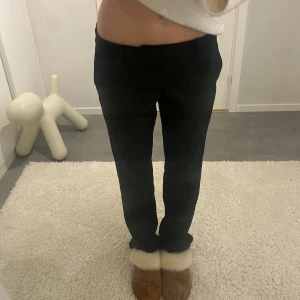 Svarta lågmidjade kostymbyxor  - Snygga svarta byxor med en lös passform. De är lågmidjade och har en rak stil i benen. Inga defekter. Storleken passar S som oversized, men troligen bäst för M💗
