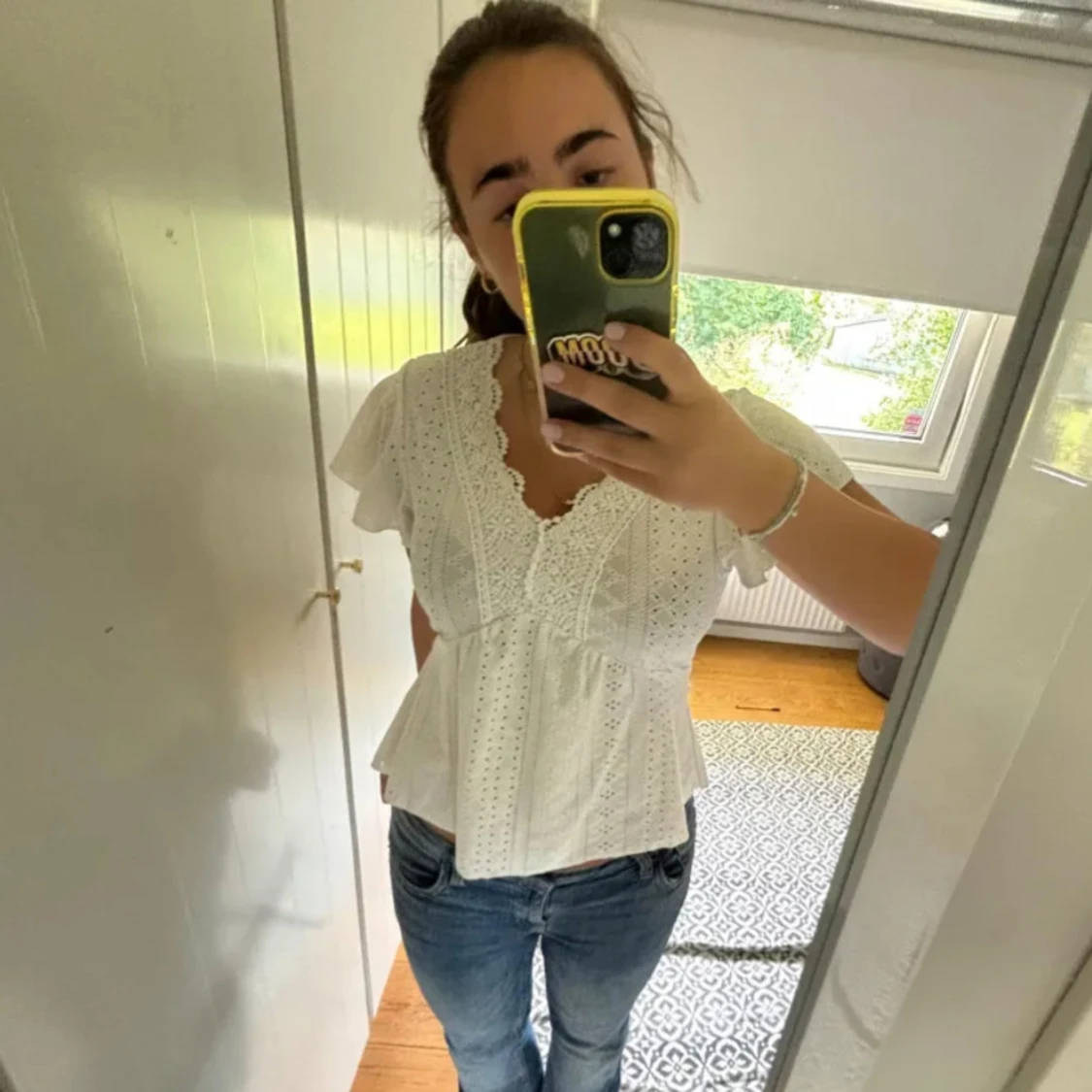 Vit blus med spetsdetaljer