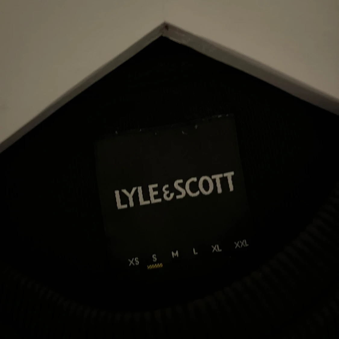 Svart långärmad tröja från Lyle & Scott - 90