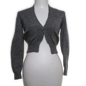 bolero - Säljer en super söt grå stickad bolero med lång ärm.
