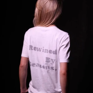 Rewined By Seasons Original N.2 - T-shirts gjorda på 100% ekologiskt bomull. Men det Otroligt mjuka och bekväma‼️Dessutom är trycken handgjorda vilket gör varje t-shirt unik💢De är i spanska storlekar och därför rekomenderae vi att gå ner en storlek. Fler storlekar finns i vår profil💢