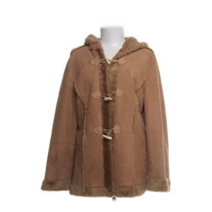 Beige jacka med huva - Säljer en mysig beige jacka med huva och dekorativa knappar framtill. Jackan har en mjuk insida och är perfekt för kyliga dagar. Den har långa ärmar och en stilren design. Mer som en stl L