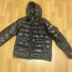 Moncler jacka  - Intressekoll!! Obs tryck inte på köp nu!!. Denna jacka är en dunjacka är ganska varm och go, och är äkta köpt ifrån Sicuro Fashion som ni ser. Storlek L men passade inte riktigt, passar nog bäst den personen som har M. Alla bud under 3000 är ointressant tyvärr. Ett pyttelitet hål vid längst upp på armen men syns knappt vid användning. Hör av er vid andra frågor😊