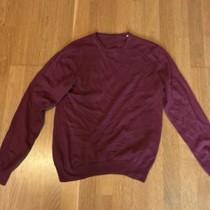 Vinröd tröja från Stenströms - Säljer en stilren vinröd tröja från Stenströms. Nypris 1600kr. Tröjan har långa ärmar och en klassisk rund halsringning. Materialet är i fint ull. Knappt använd och passar M men även L. 