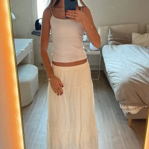 Lång vit kjol - Lång krämvit kjol som är super fint sommaren, har används fåtal gånger❤️
