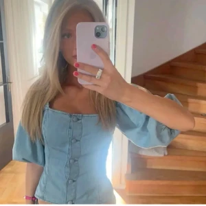 Ljusblå jeanskorsett med puffärmar - Intressekoll!!!