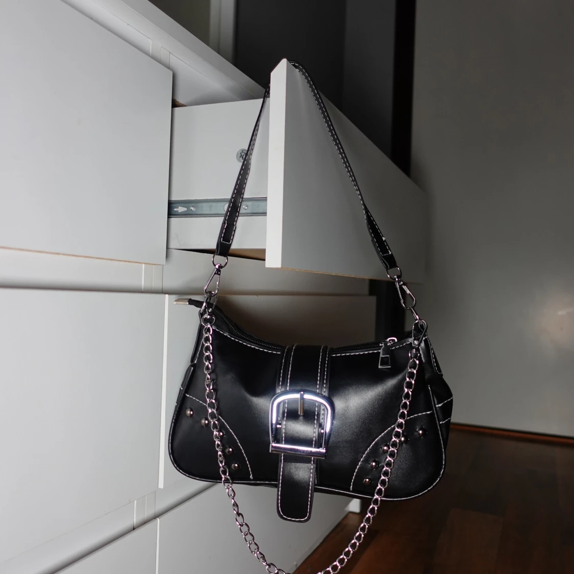 Svart axelväska med kedjedetaljer - 93