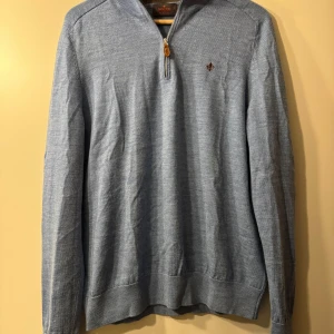 Morris quarter zip - Ljusblå quarterzip från Morris i storlek L. Använd ett fåtal gånger, enda skavanken är på andra bilden. Passar mer som en M