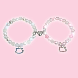 Hello kitty par armband  - 2st armband med magnetiskt hjärta, blå/vit 16,5cm - rosa 16cm. Säljs endast som par! 