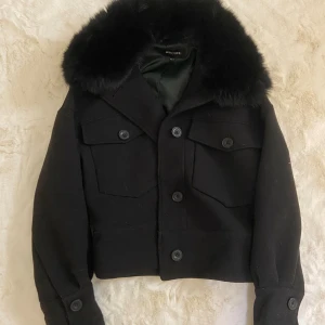 Meotine Jacka - Säljer min fina meotine jacka pga att den inte kommer till användning. Jackan är i mkt bra skick och har inga defekter/skador. 🩷