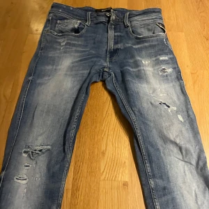  jeans från Replay med slitningar  - Snygga blå jeans från Replay, modell Anbass med slitningar skick 9/10 har inte använt så många gånger, kom dm om ni har några fler frågor. Pris kan diskuteras 