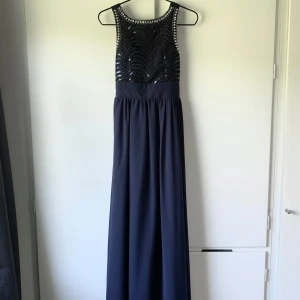 Blå lång balklänning - Använd 2 gånger på bal. Med paljetter och stenar.