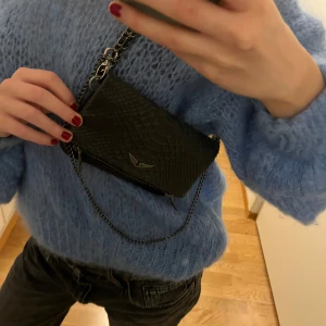 Zadig&Voltaire shoulder bag - Zadig&Voltaire mini rock cluch in black. Used but in a very good condition🎀 A small flaw in the strap (5th picture).