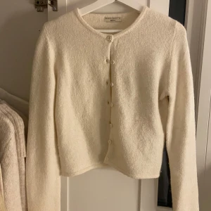 gina tricot kofta - nästan helt oanvänd kofta från gina. storlek xs