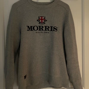 Morris tröja  - Snygg grå stickad Morris tröja med bra kvalitet. M men sitter som S, skick 9/10. 