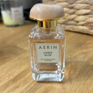 AERIN Amber Musk Eau de Parfum - Parfym från AERIN med doften Amber Musk. Oanvänd, 50 ml. Nypris 1550kr 