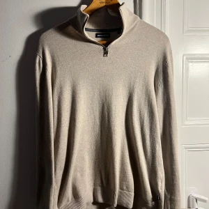 Half Zip up  - Snygg beige tröja från Jack & Jones med halv dragkedja och ribbade muddar. Perfekt för en stilren look under kyligare dagar. Orginal pris: 699 Mitt pris: 499! Helt ny 🆕 Först till kvarn!!