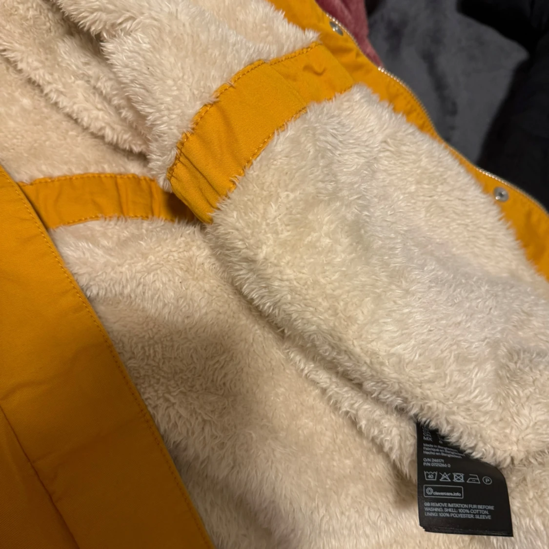 Gul parkajacka med fuskpäls - 93