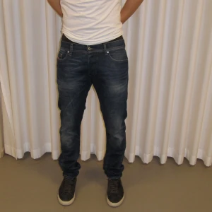 Diesel jeans herr - Skit snygga jeans med en bra passform som passar alla tillfällen!⭐️  W32 L32 Modellen på bilden är 180 cm Tveka inte att höra av dig till oss för fler frågor💙