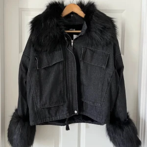 Svart jacka med fuskpälsdetaljer - Snygg jeansjacka från boohoo med fuskpäls på krage och ärmslut. Kan sälja för 400 vid snabb affär! 💓