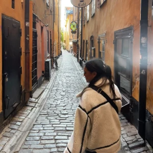 Vit teddyjacka från Zara - Säljer en mysig vit teddyjacka från Zara med svarta detaljer och dragkedja framtill. Jackan har en klassisk krage och justerbara remmar vid midjan. Perfekt för kyliga dagar! Har använt den vid ett tillfälle så den är iprincip helt ny! 