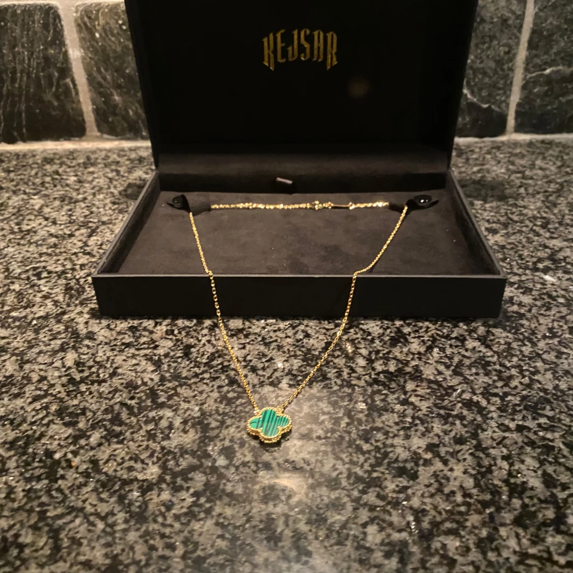 Guldhalsband med fyrklöverberlock - 91