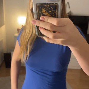 Blå topp från Kappahl - Säljer en blå topp från Kappahl i storlek XS. Toppen har en enkel design med korta ärmar och en rund halsringning. Perfekt för en avslappnad stil.