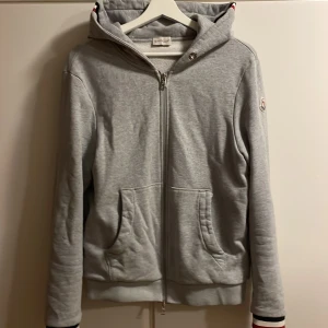 Moncler hoodie  - Tja, säljer min gråa moncler hoodie då den är för liten och har tröttnat på den. Det är inga defekter! Hör av er vid funderingar 