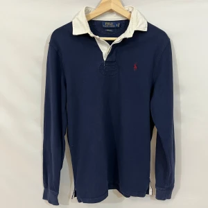 Ralph lauren lång ärmad pike - En jättefin long sleeve pike frän polo ralph lauren. Har inga defekter men är lite solblekt vid kragen dock syns det knappt. Storlek: S. Kom med bud!