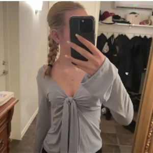 Gina topp  - Populär topp från Gina tricot. Använd några gånger inga skador eller fläckar 