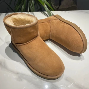 Uggs classic chestnut - Säljer dessa Uggs i färgen chestnut, använda ett fåtal gånger. Ingen defektioner😊 stl 40