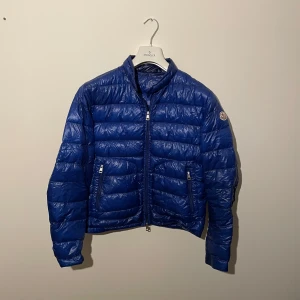 Moncler acorus - Moncler acorus e riktigt nice blå färg. Skick 9/10 inga defekter. Storlek 2 passar S/M. Nypris 12 000kr . Vid fler frågor bara skriv. 