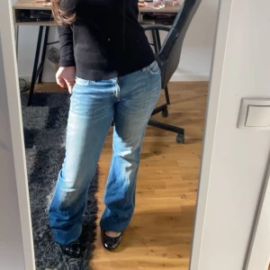 Lågmidjade Lee jeans - Säljer ett par blå lågmidjase bootcut jeans. Märket är lee. Köpt för 800kr. Skriv om du har några frågor💕