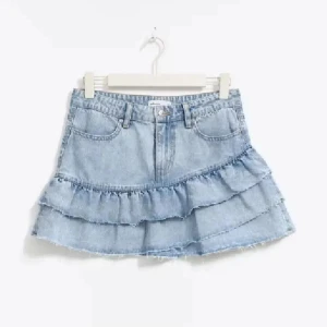 Blå jeanskjol med volanger från Gina - Säljs inte längre, möts bara upp, inga defekter