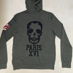 Grön Zadig & Voltaire Hoodie 🙌nyskick🙌 - Säljer nu en riktigt fet hoodie från Zadig & Voltaire i riktigt bra skick🙌 Den är i storlek S och har inga defekter. Hoodien har riktigt skönt material och är allmänt fet. Tveka inte på att skriva om ni har några frågor eller funderingar!