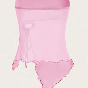 Rosa axelbandslös topp - Snygg rosa axelbandslös topp med asymmetrisk nederkant och dekorativ knytning framtill. Perfekt för en somrig look.