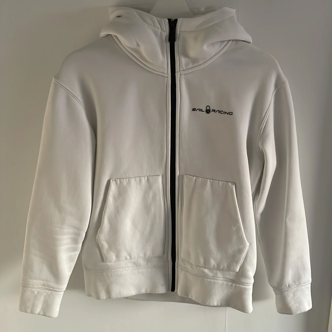 Vit hoodie från Sail Racing