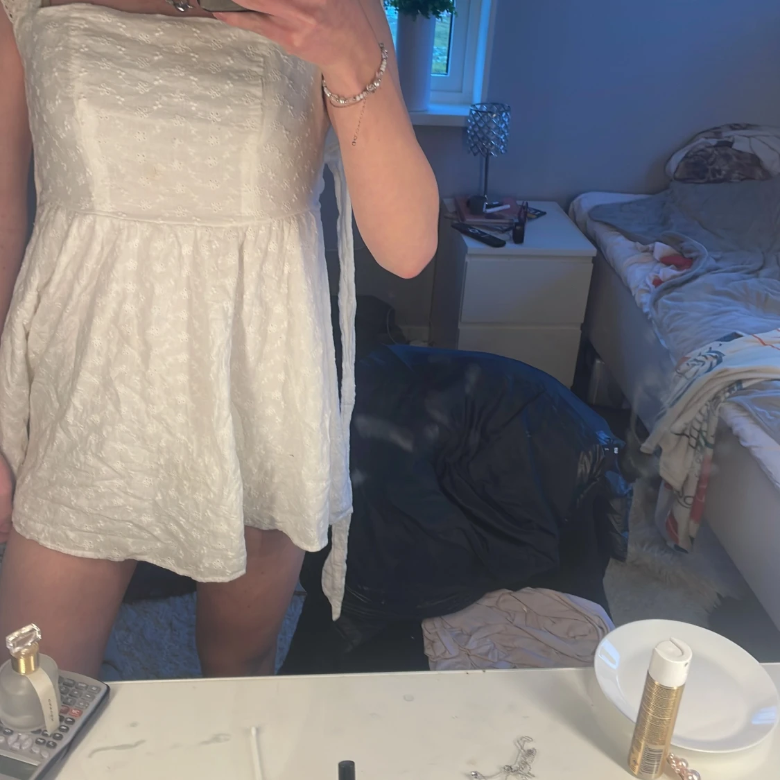 Vit klänning med spetsdetaljer - 1